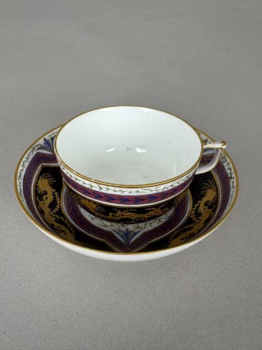 18th century - A Sèvres (hard paste) porcelain cup and saucer, black and mauve ground