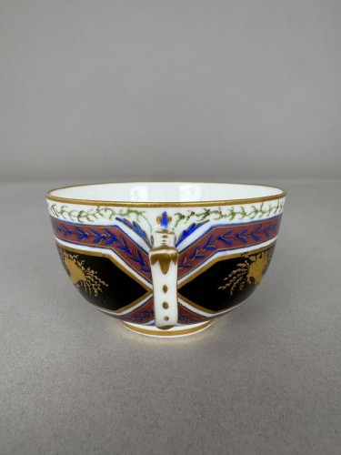 Antiquités - A Sèvres (hard paste) porcelain cup and saucer, black and mauve ground