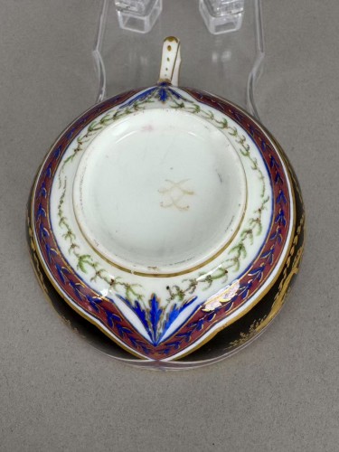Antiquités - A Sèvres (hard paste) porcelain cup and saucer, black and mauve ground