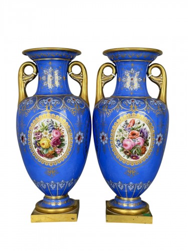 Paire de vases “Lancel” à fond bleu azur, ornés de fleurs et rehaussés d’or