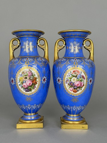 19th century - SEVRES Pair of “Lancel” vases with azure-blue ground and gilt floral 