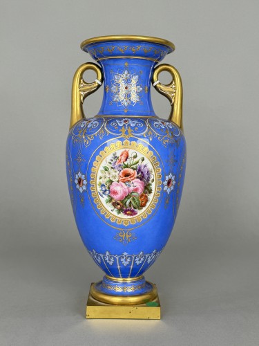 Louis-Philippe - SEVRES Pair of “Lancel” vases with azure-blue ground and gilt floral 