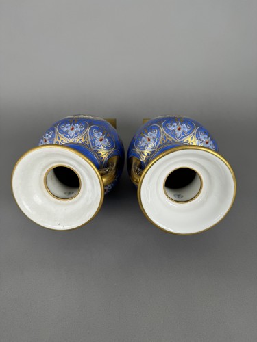 Antiquités - SEVRES Pair of “Lancel” vases with azure-blue ground and gilt floral 