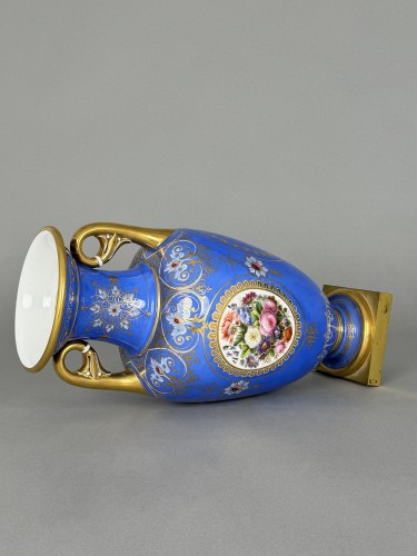 Antiquités - SEVRES Pair of “Lancel” vases with azure-blue ground and gilt floral 