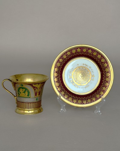Sèvres &quot;Three Gilt Cameo Putti&quot; Cup and Saucer Set - Porcelain & Faience Style Restauration - Charles X