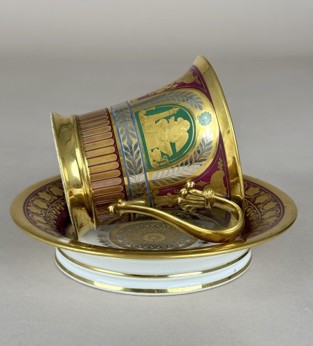 Sèvres &quot;Three Gilt Cameo Putti&quot; Cup and Saucer Set - 