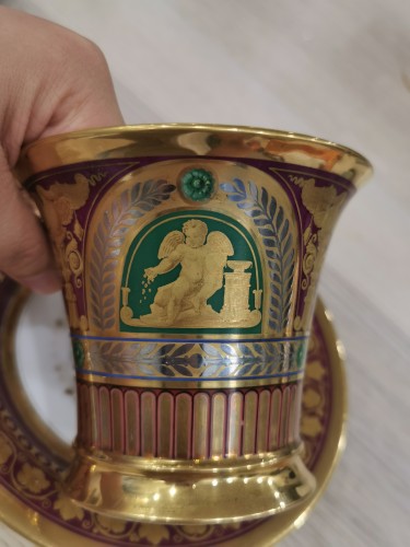 Sèvres &quot;Three Gilt Cameo Putti&quot; Cup and Saucer Set - Restauration - Charles X