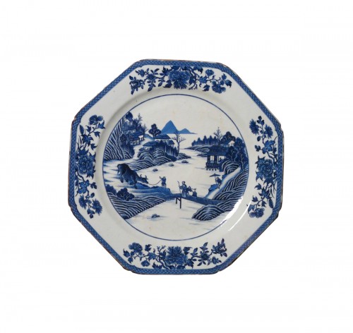 Plat en porcelaine de Chine bleu et blanc à décor de paysage lacustre vers 1800
