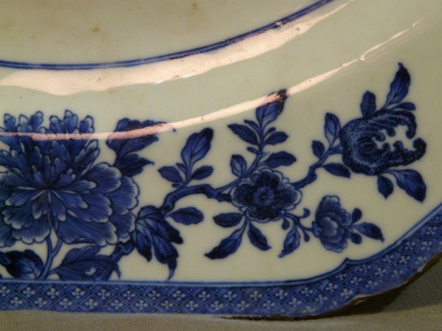 XIXe siècle - Plat en porcelaine de Chine bleu et blanc à décor de paysage lacustre vers 1800