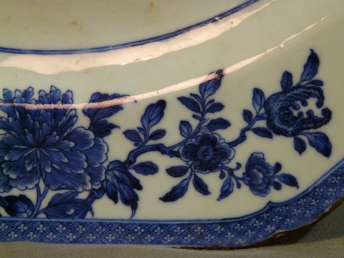 19th century - Blue and white Chinese porcelain dish decorated with a lake landscape circa 1800