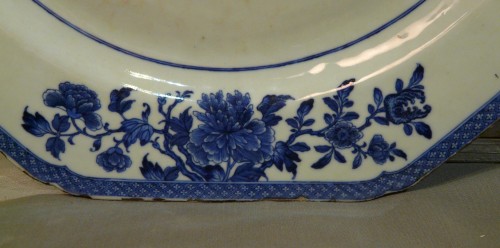 Antiquités - Plat en porcelaine de Chine bleu et blanc à décor de paysage lacustre vers 1800