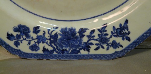 Antiquités - Blue and white Chinese porcelain dish decorated with a lake landscape circa 1800