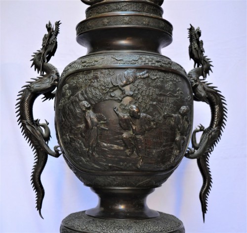  - Large cast bronze censer . Japanese work of art .Meiji period.