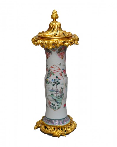Chinese porcelain vase early 18th. Yongzeng périod. Bronze gilded mountings