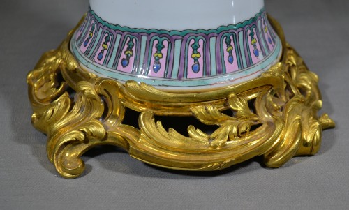 Antiquités - Grand vase en porcelaine de chine à monture en bronze doré, Yongzeng début 18e siècle
