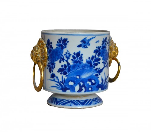 Chinese porcelain pot. Decor in cobalt blue.Kangxi reign around 1700