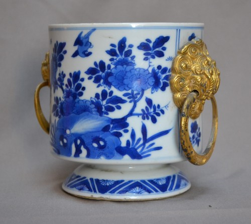 Chinese porcelain pot. Decor in cobalt blue.Kangxi reign around 1700 - Asian Works of Art Style 