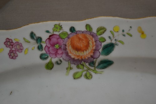 Plat en porcelaine de chine, Dynastie Qing règne de Qianlong - Céramiques, Porcelaines Style Louis XV