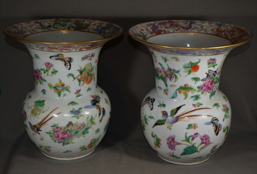 Asian Works of Art  - Pair of Chinese porcelain vases. Mid-19th century