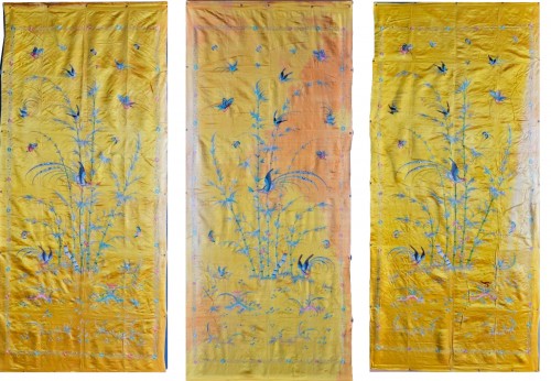 Triptyque de soie brodée sur fond jaune, Chine période Qing