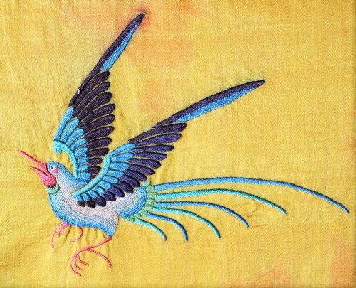 Triptyque de soie brodée sur fond jaune, Chine période Qing - Conservatoire Sakura