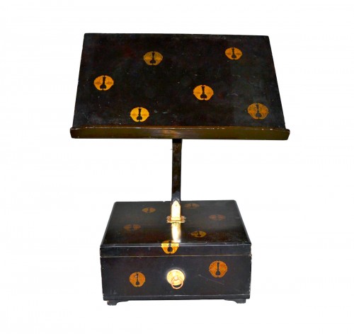 Lectern in black lacquer powdered with gold Decor of "My", Japan Edo period