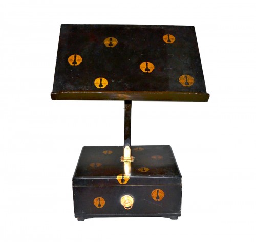 Lectern in black lacquer powdered with gold Decor of &quot;My&quot;, Japan Edo period