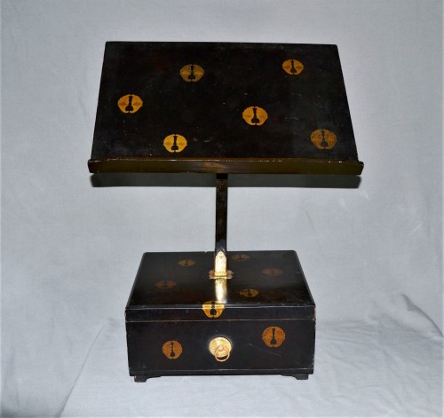 Lectern in black lacquer powdered with gold Decor of &quot;My&quot;, Japan Edo period - 