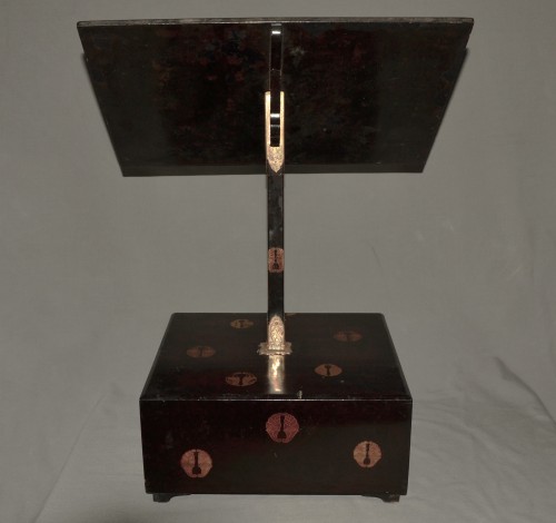 Antiquités - Lectern in black lacquer powdered with gold Decor of &quot;My&quot;, Japan Edo period