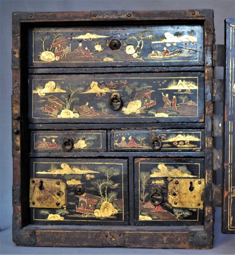  - Cabinet en bois laqué de style Namban, Japon fin du 16e siècle période Momoyama