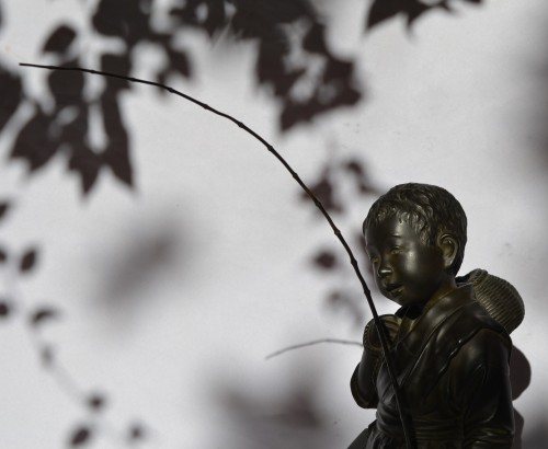 Antiquités - Jeune pêcheur japonais en bronze époque Meiji