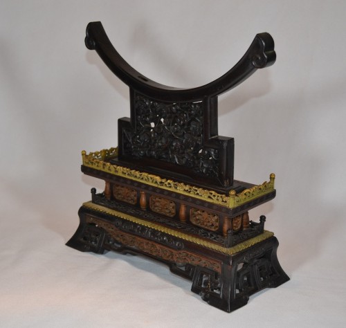 Stand in precious wood and stained bone for &quot;Bi&quot; jade. Qing period China - 