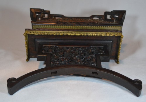 Antiquités - Socle en bois précieux et os teinté pour "Bi" de jade. Chine épque Qing