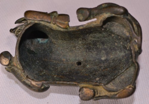 11th to 15th century - Cast bronze mirror holder representing a Ki-Lin