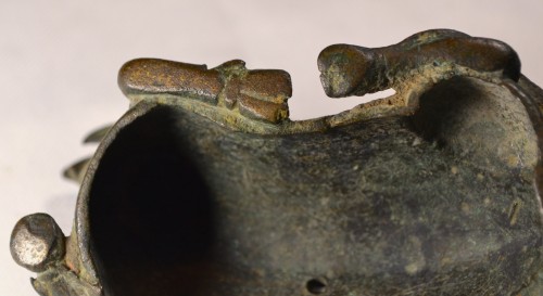 Antiquités - Cast bronze mirror holder representing a Ki-Lin