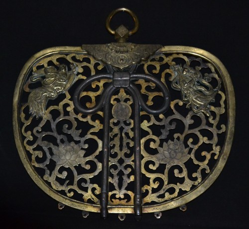 Antiquités - Keman en bronze doré. Karyobinga et Mon des Tokugawa. Japon 17e siècle
