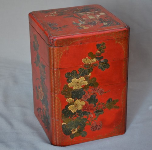 XVIIe siècle - Boite compartimentée en laque peinte,  Chine ou Japon 17e siècle ou avant