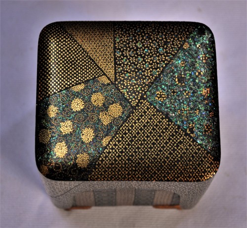 Somada Laquered Box inlaid with gold and Aogai. Japan 19th century. - 