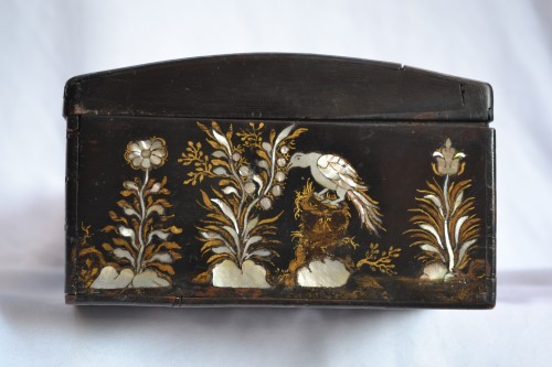 17th century black lacquered wooden box inlaid with mother-of-pearl - 