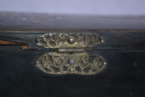 Louis XIII - 17th century black lacquered wooden box inlaid with mother-of-pearl