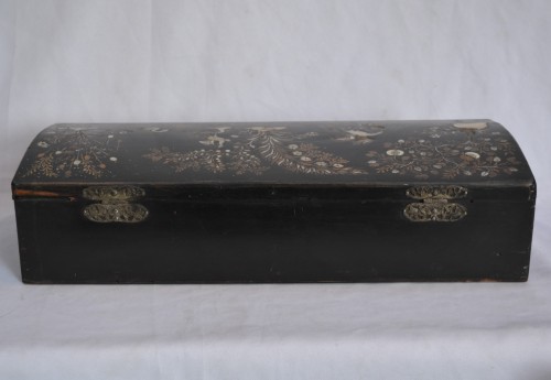 Antiquités - 17th century black lacquered wooden box inlaid with mother-of-pearl