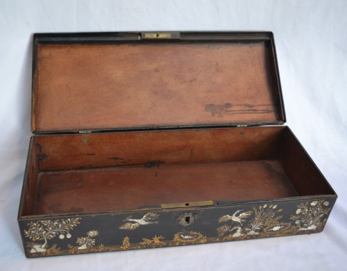 Antiquités - 17th century black lacquered wooden box inlaid with mother-of-pearl