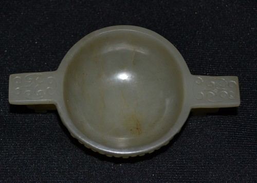 Asian Works of Art  - 17th century Cup with handles cut from white Celadon jade