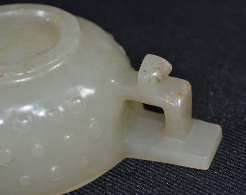 Antiquités - 17th century Cup with handles cut from white Celadon jade
