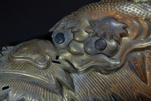 XIXe siècle - Colossal dragon Chinois en cuivre repoussé doré 