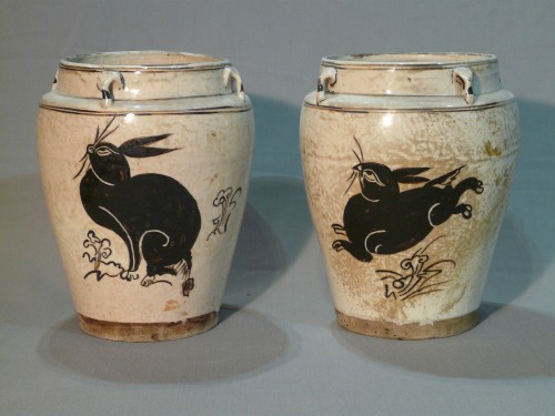 Paire de jarres en grés Cizhou à décor de lièvre, Chine Dynastie Ming 16e siècle - 