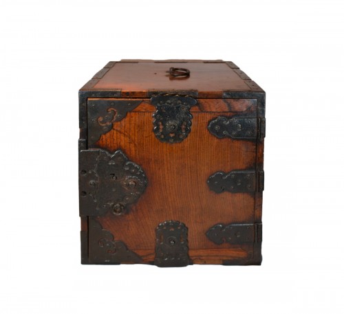 Cabinet-coffre en bois et fer, tavail Japonais du 16e siècle