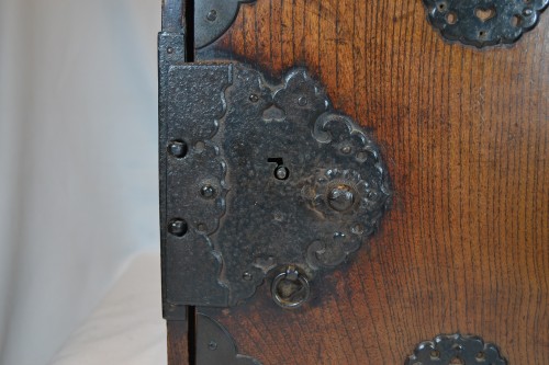 Wooden and iron chest cabinet. Japanese work from the 16th century - Asian Works of Art Style 