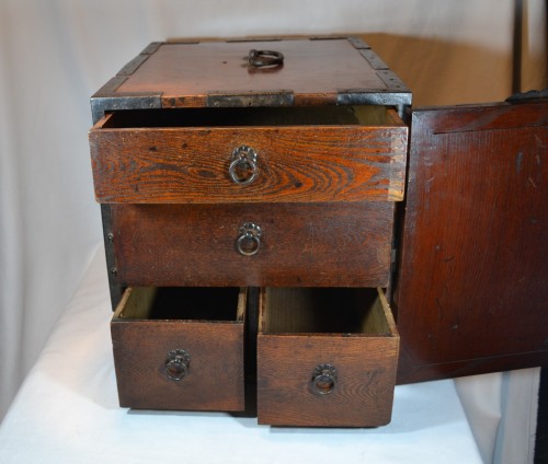 Cabinet-coffre en bois et fer, tavail Japonais du 16e siècle - 