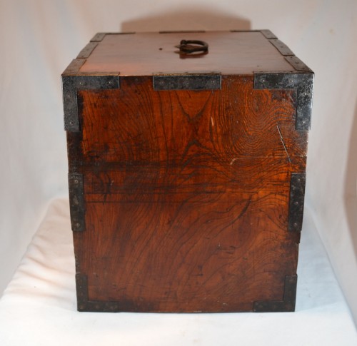 Antiquités - Cabinet-coffre en bois et fer, tavail Japonais du 16e siècle